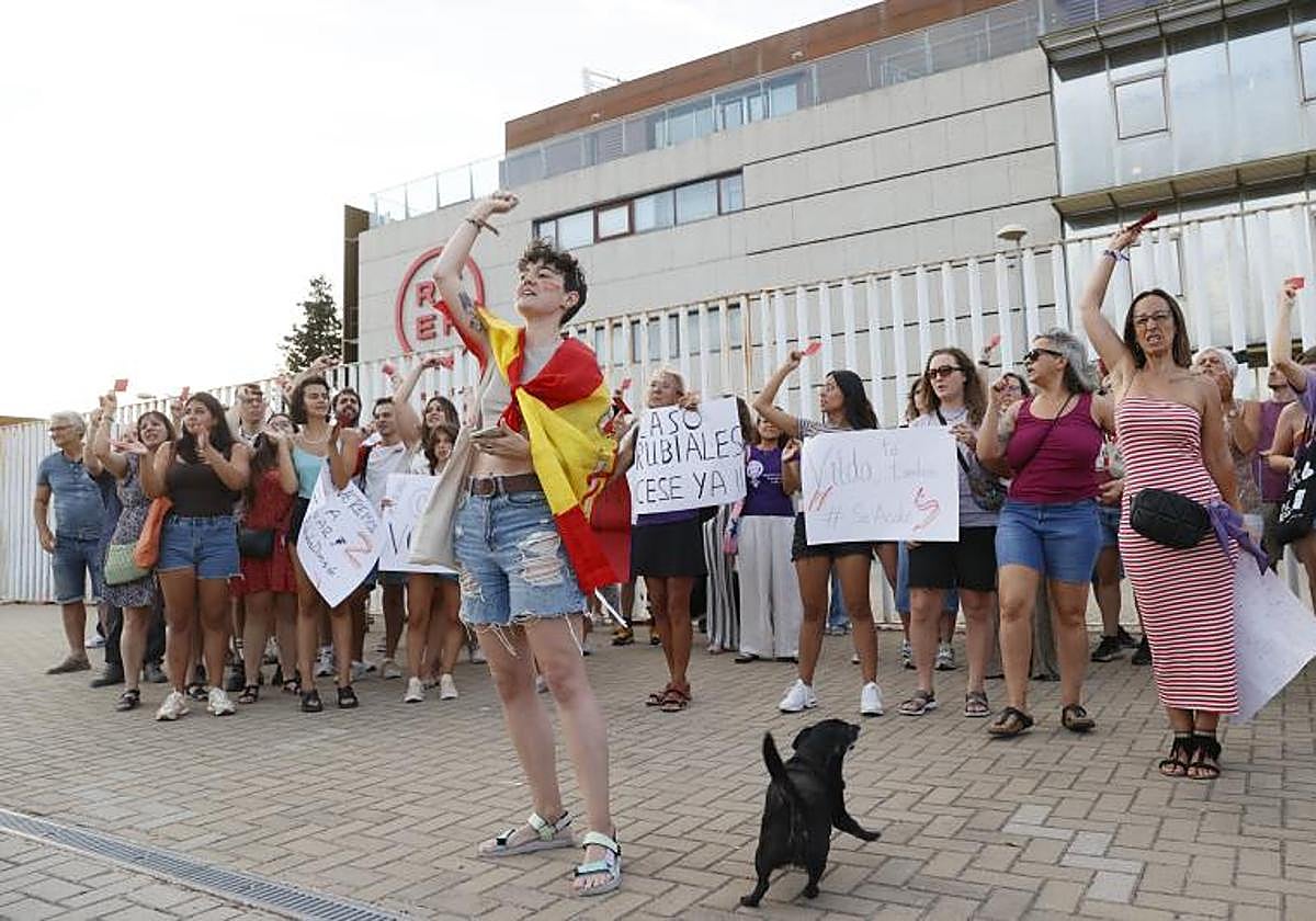 Emma willer lee un comunicado a título personal durante la manifestación feminista para pedir la destitución del presidente de Luis Rubiales, este viernes ante la sede de la Federación.