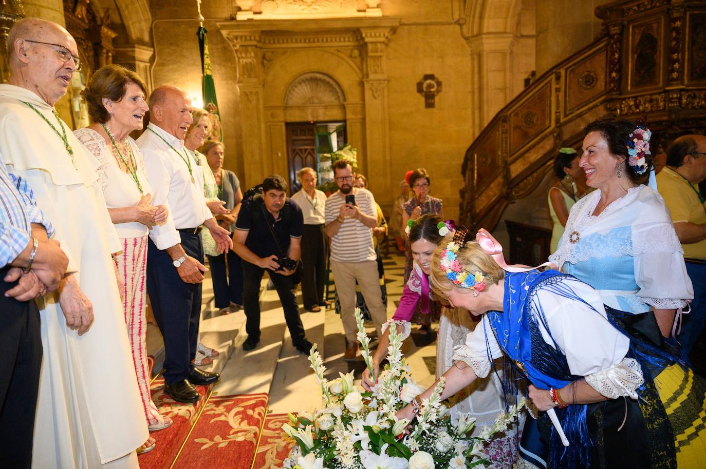 La alcaldesa y dos de sus concejales entregan un ramo a la Patrona en su Santuario.