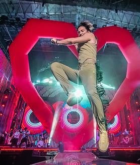 Imagen secundaria 2 - El &#039;flechazo&#039; de amor de Almería con el siempre genial Manuel Carrasco