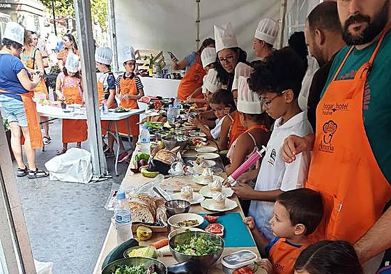 Frutas y verduras fueron las protagonistas del concurso para pequeños cocineros.