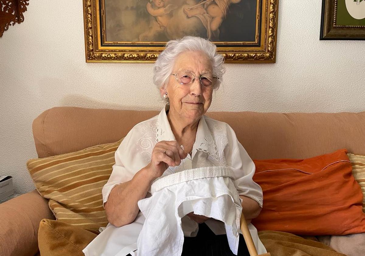 Eladia García bordando en su casa.