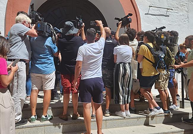 Momento en el que un médico ha acudido a ver a la madre de Rubiales a la iglesia.