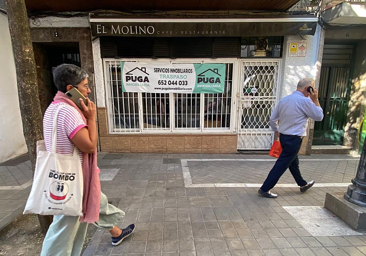 Cartel de 'Se traspasa' en El Molino.