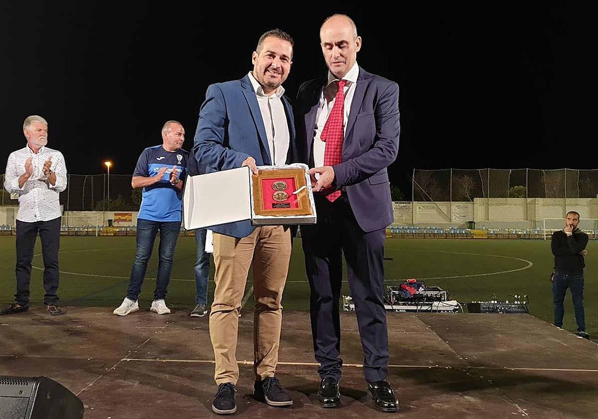 El presidente de la Federación Andaluza, Pablo Lozano, a la izquierda durante un acto en Peligros.