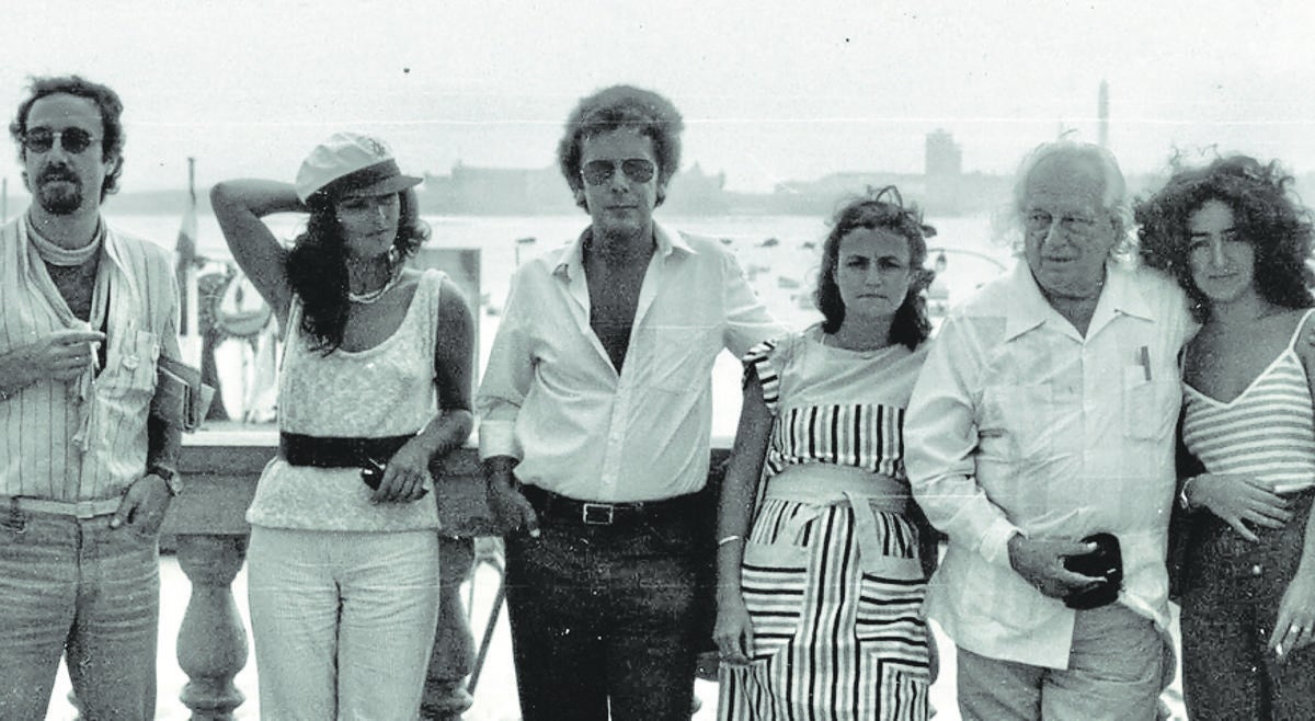 Javier, Luis, Alberti y Álvaro con Carmen Chacón y Mercedes Moya en 1983.