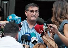 El padre Antonio frente a la iglesia Divina Pastora de Motril.