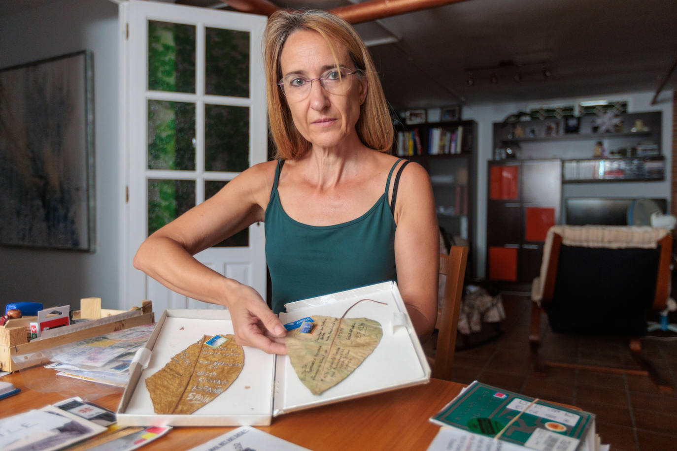 Con la hoja postal de Tailandia.