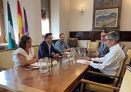 Reunión de la consejera con los miembros de la comisión de seguimiento de PP y JM+.