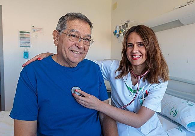 Manuela Moreno ausculta a su paciente, Juan Antonio García, que padece una enfermedad rara.