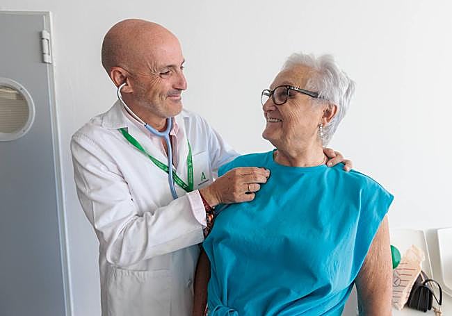 El doctor José Luis Callejas y si paciente, Lola Suárez, que sufre tres enfermedades autoinmunes sistémicas.