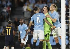 Iván Villar celebra el penalti parado a Rodrigo.