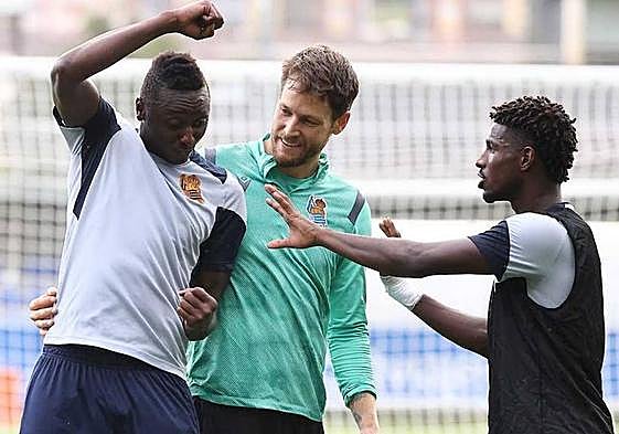 Futbolistas de la Real Sociedad, divertidos durante un entrenamiento.