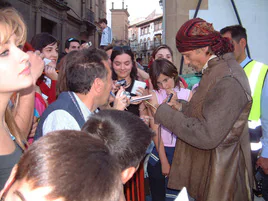 Viggo Mortensen atiende a los fans ubetenses durante un descanso del rodaje de 'Alatriste'.