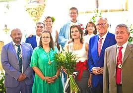 El equipo de gobierno de Benahadux en la entrega floral.