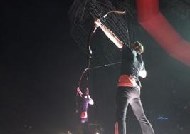 Inicio del concierto de Manuel Carrasco en Linares con el lanzamiento de una flecha simulada con un arco tradicional.