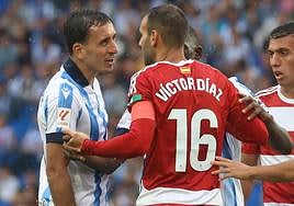 Víctor Díaz se encara con Oyarzabal.