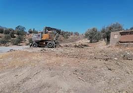 Máquinas trabajando en la zona de la nueva carretera.