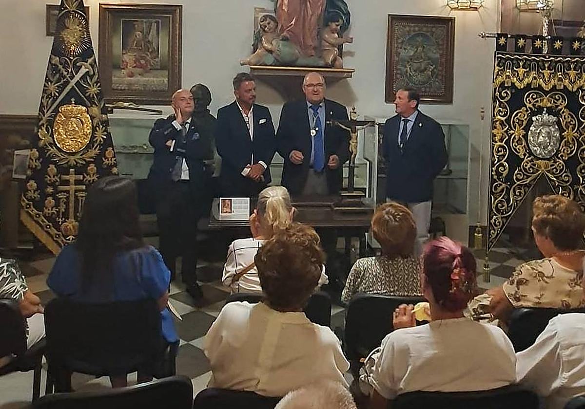 Los nuevos enseres de la hermandad de las Angustias.