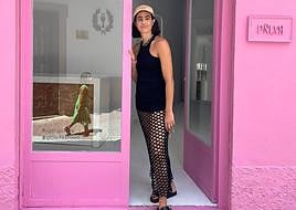 Beatriz Peñalver usa camisas de lino y chanclas en vernao.