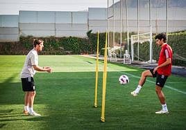 Vallejo toca balón en el entrenamiento del viernes.