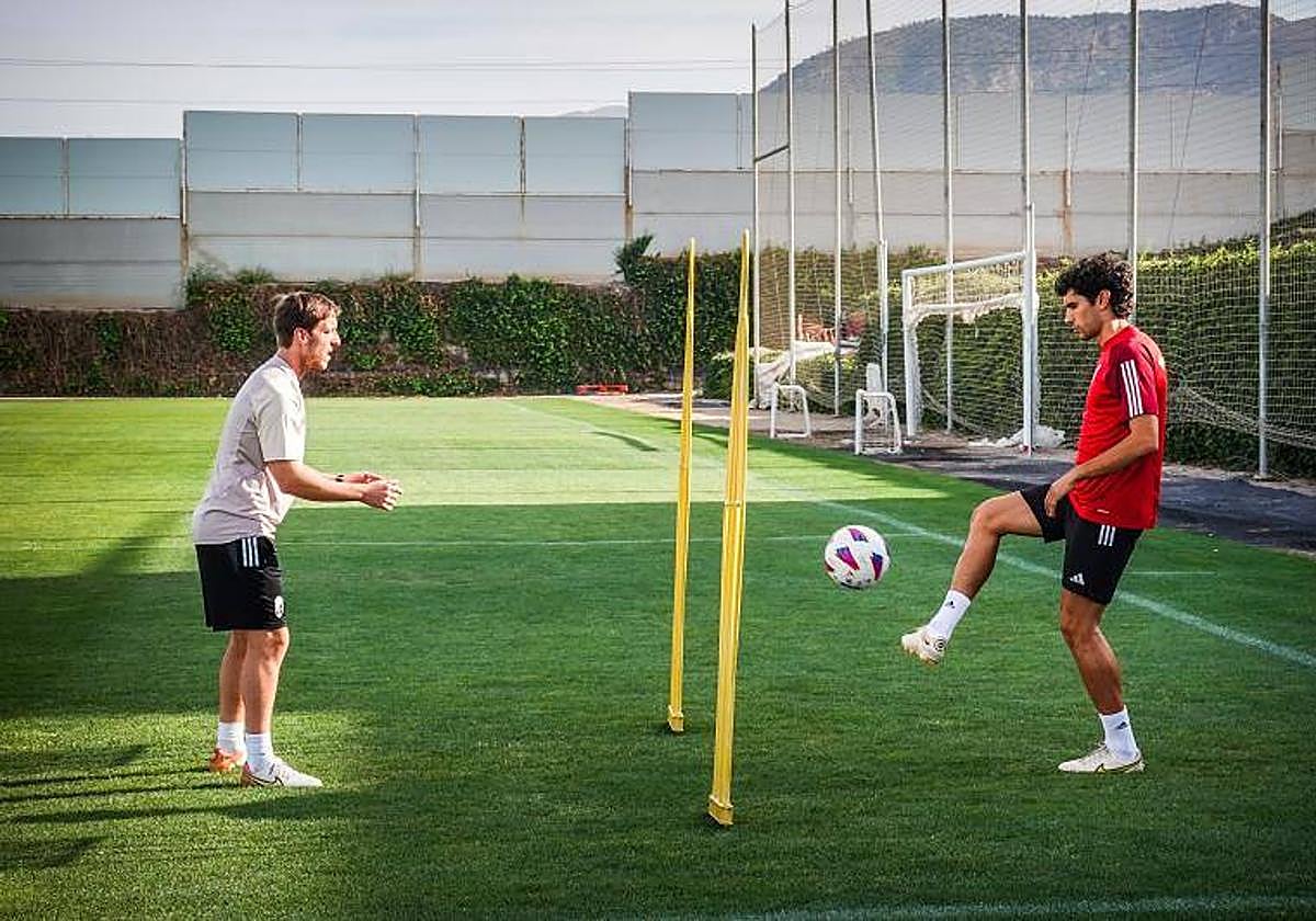 Vallejo toca balón en el entrenamiento del viernes.