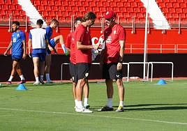 Vicente Moreno habla con Dani Pendín, en una sesión de entrenamiento.
