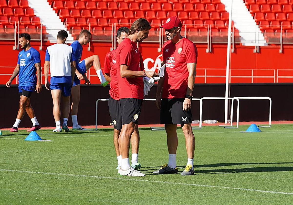 Vicente Moreno habla con Dani Pendín, en una sesión de entrenamiento.
