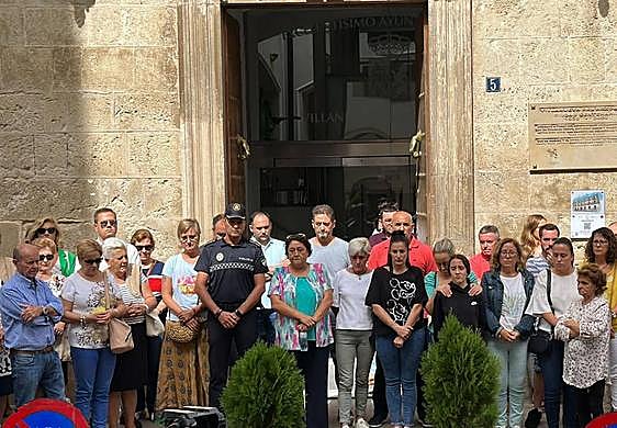 Minuto de silencio a las puertas del Ayuntamiento de Villanueva del Arzobispo, este lunes.