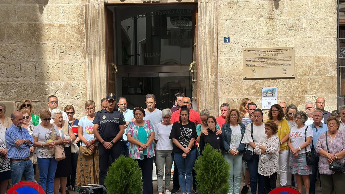 Minuto de silencio a las puertas del Ayuntamiento de Villanueva del Arzobispo, este lunes.