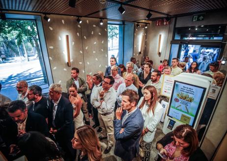 Imagen secundaria 1 - El franquiciado recibiendo una placa conmemorativa de manos del presidente de McDonald's España, Luis Quintiliano y dos momentos de la inauguración del restaurante de Gran Vía. 