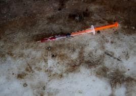 Una inyección de las usadas por los heroinómanos tirada en el suelo.