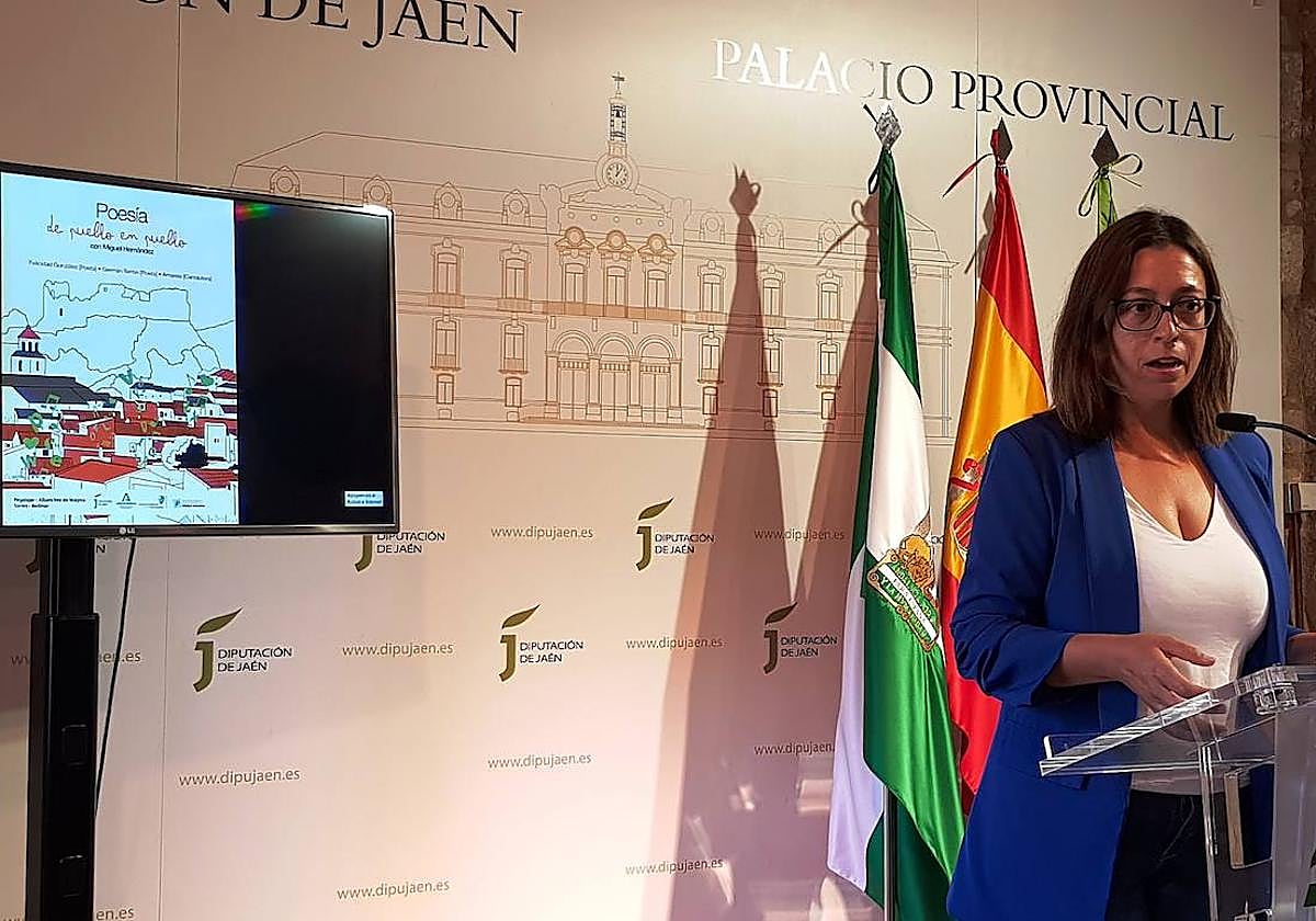 África Colomo, durante la presentación del proyecto sobre Miguel Hernández.