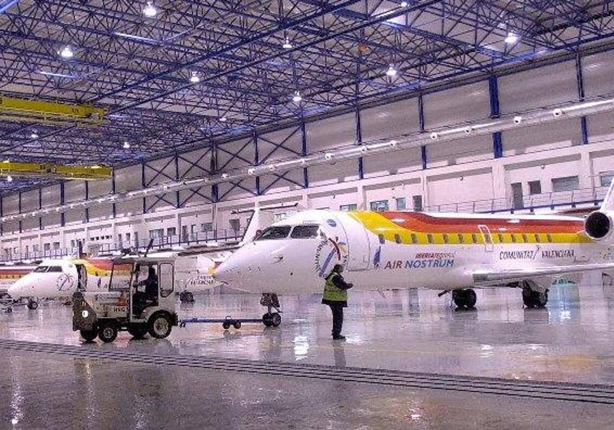 Aviones de Air Nostrum en un hangar.