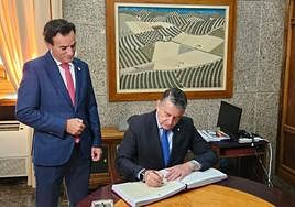 Agustín González junto al consejero, Antonio Sanz, durante la firma en el libro oficial de Jaén.