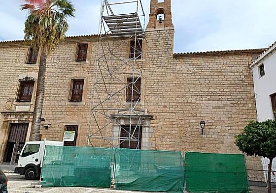 Andamio en la puerta de los Baños Árabes.