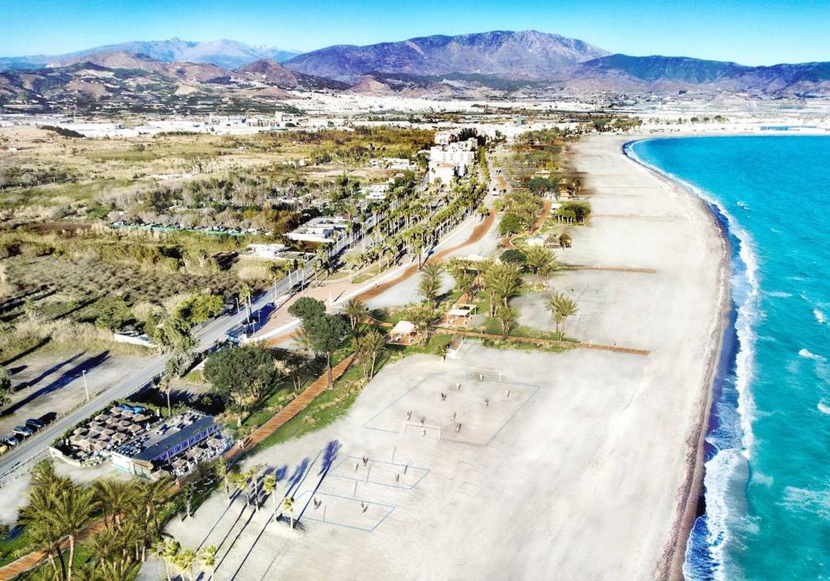 La senda peatonal con zonas verdes atravesará toda la playa de Poniente.