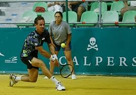 Roberto Carballés devuelve una bola de revés en la pista sevillana.