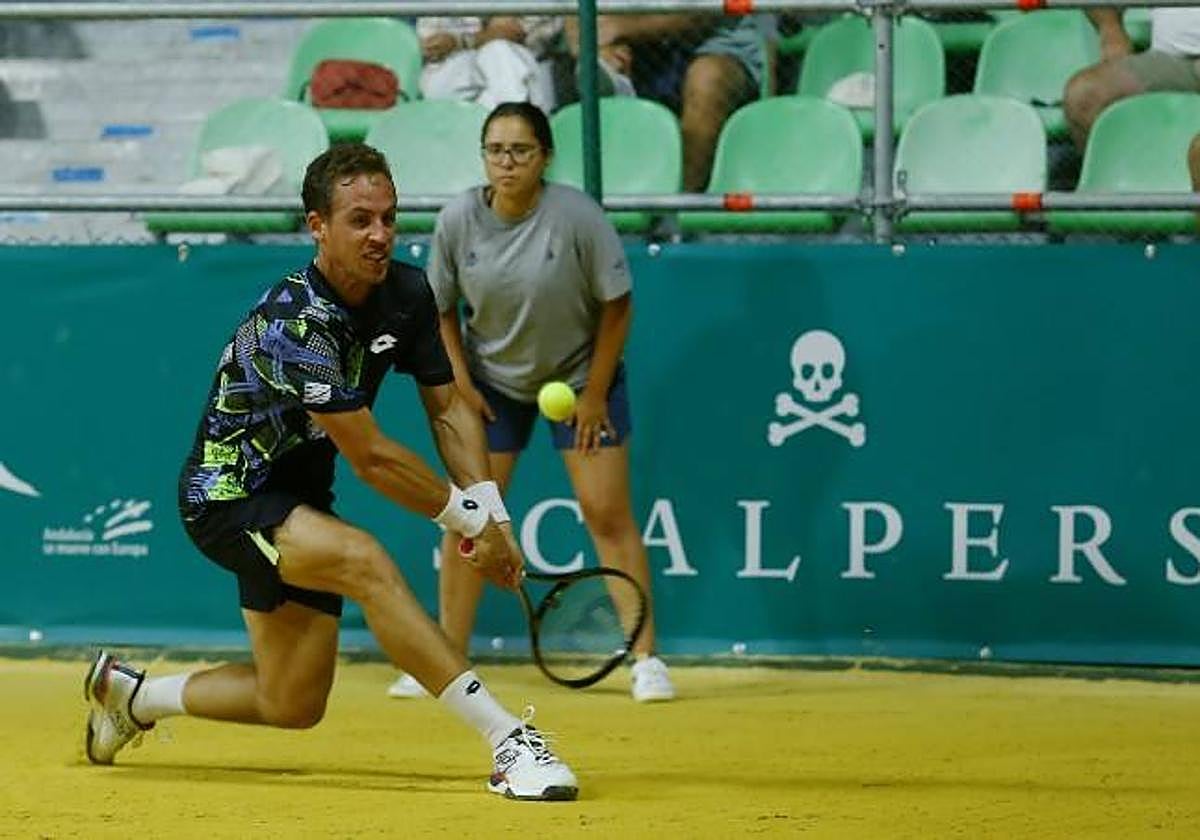 Roberto Carballés devuelve una bola de revés en la pista sevillana.