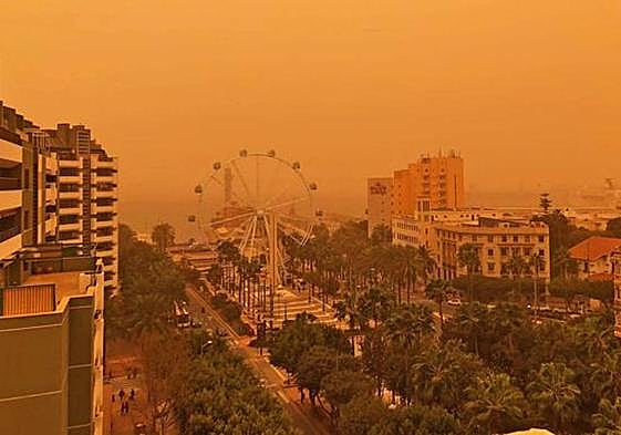Rambla de Almería, en marzo de 2022, bajo los efectos de la calima.