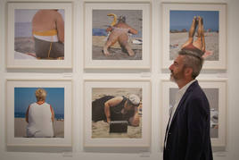 Carlos Gollonet, comisario de la exposición, delante de la serie 'La Playa'.