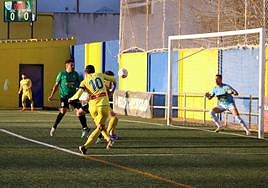 Manu Daza adelanta al Huétor Tájar frente al Huétor Vega en el Miguel Moranto durante el derbi que los visitantes remontaron en febrero.
