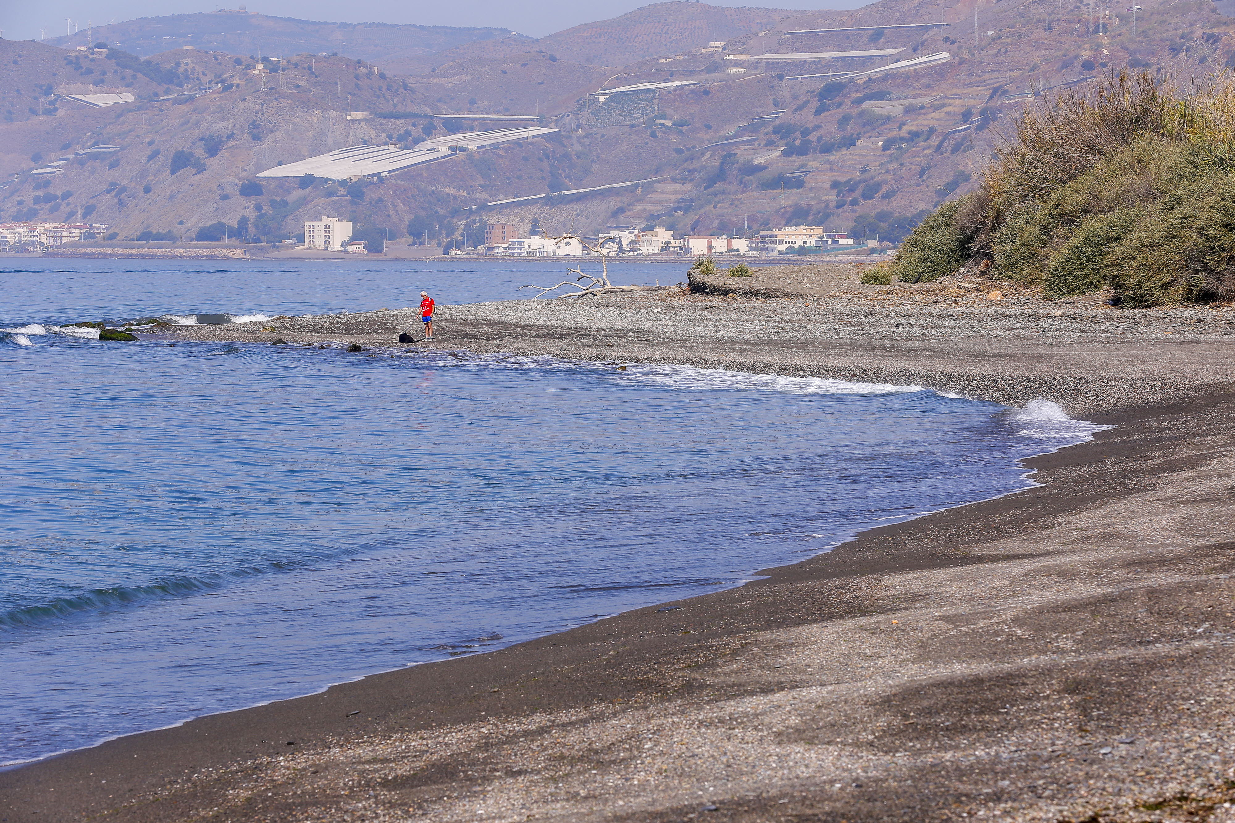 La playa de Melicena, una de las afectadas por la prohibición del baño en Granada.