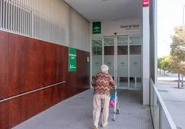 Una paciente accede al centro de salud Albayda-La Cruz de Granada.
