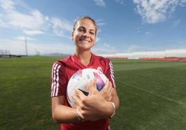 Laura Pérez, sonriente, abraza un balón en los campos de entrenamiento de la Ciudad Deportiva del Granada.