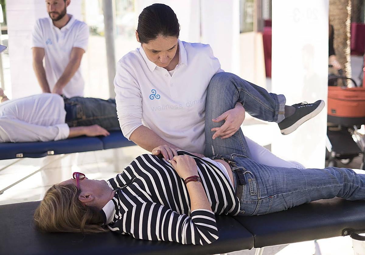 Un fisioterapeuta ayuda a un paciente.