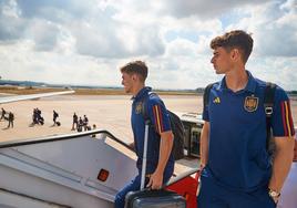 Gavi y Kepa suben al avión que los llevará a Granada.