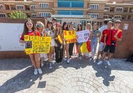 Jóvenes entusiastas de la Selección Española, en el acceso a su hotel de concentración en Monachil.