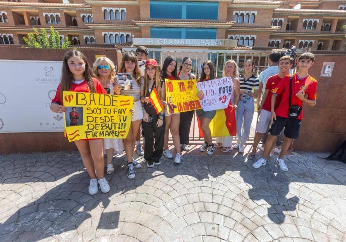 Jóvenes entusiastas de la Selección Española, en el acceso a su hotel de concentración en Monachil.