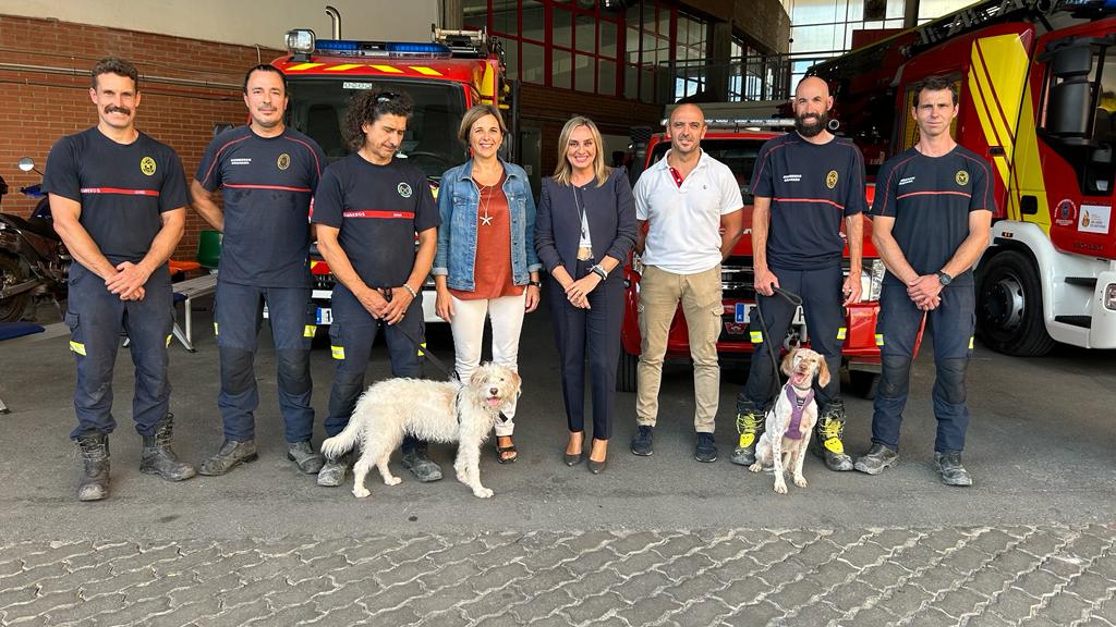 Los Bomberos de Granada que se desplazarán a Marruecos, junto a la alcaldesa Marifrán Carazo.