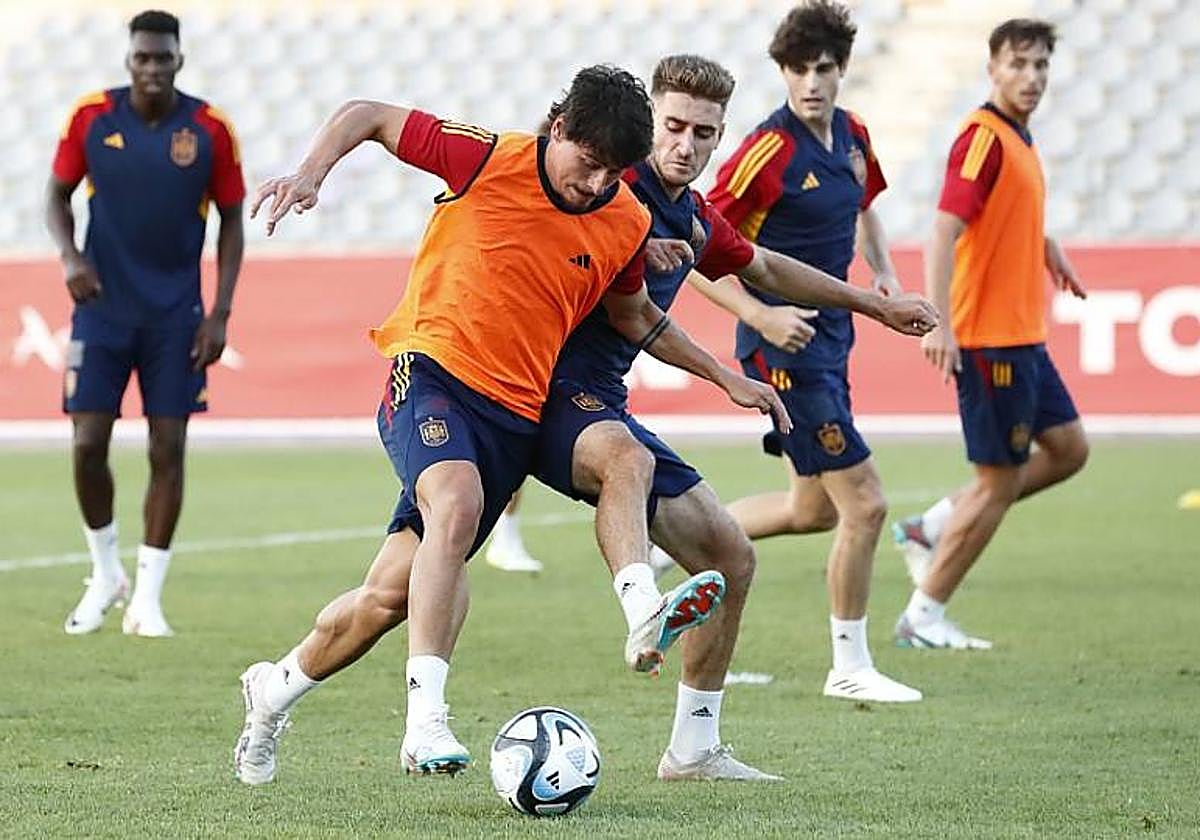 Los jugadores de Santi Denia, durante un entrenamiento en el coliseo blanco.